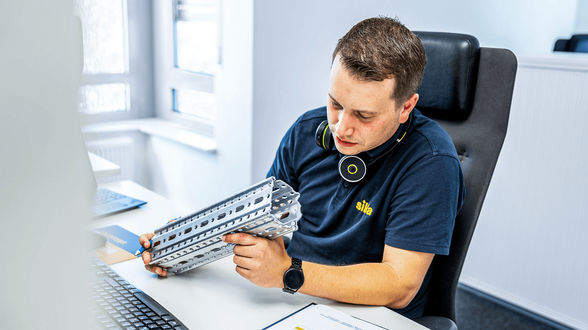 Image of person at desk with siFramo profile
